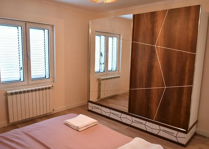 The White * 地拉那